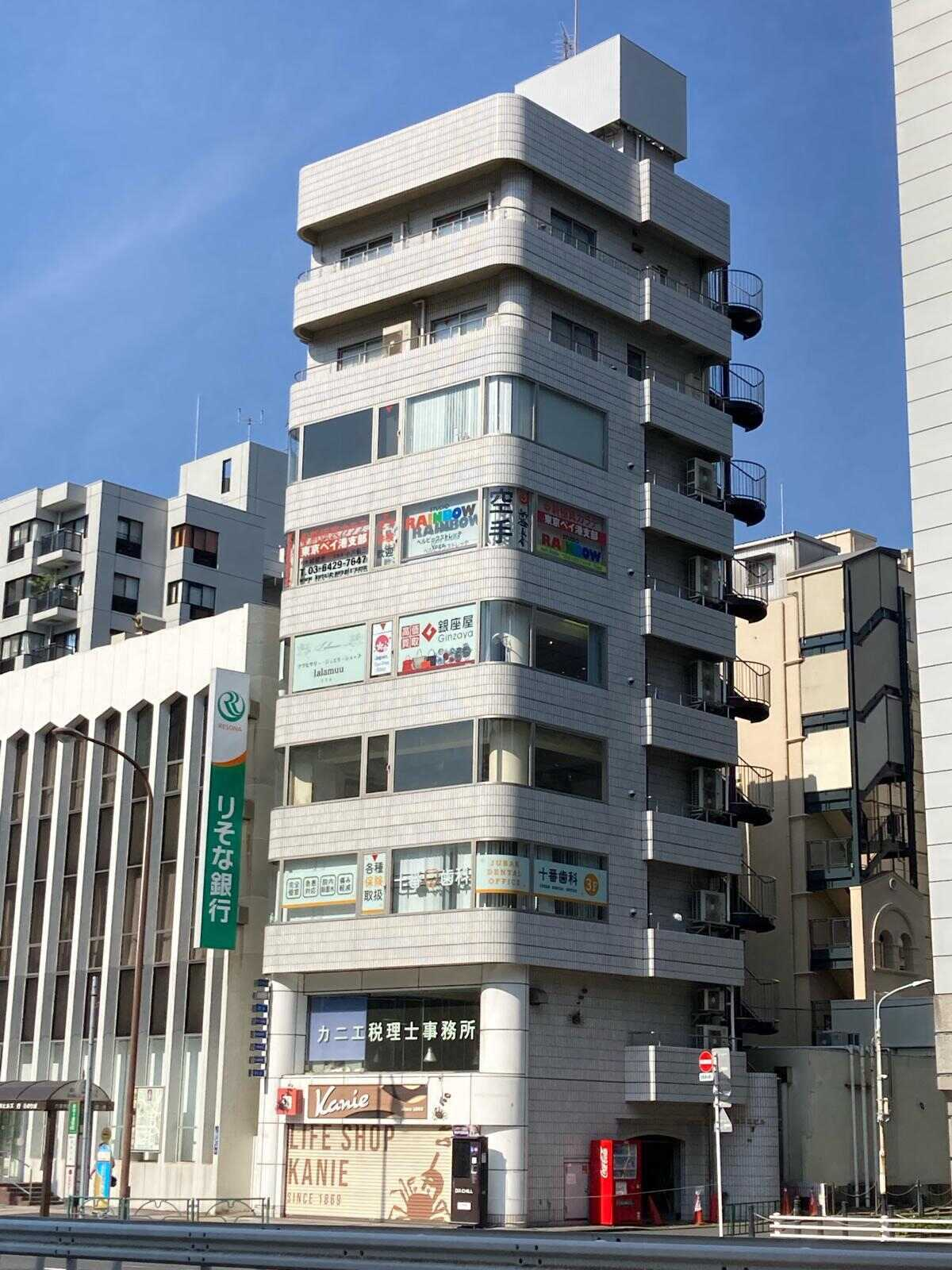 カニエビル